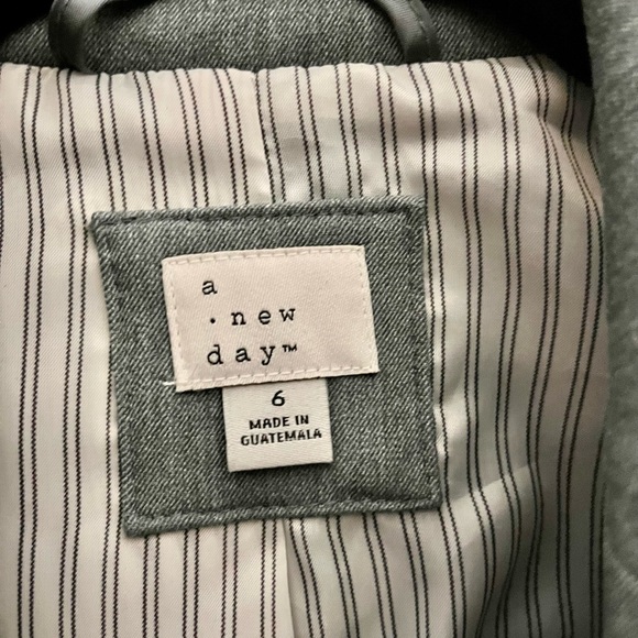 Blazer - Picture 3 of 4